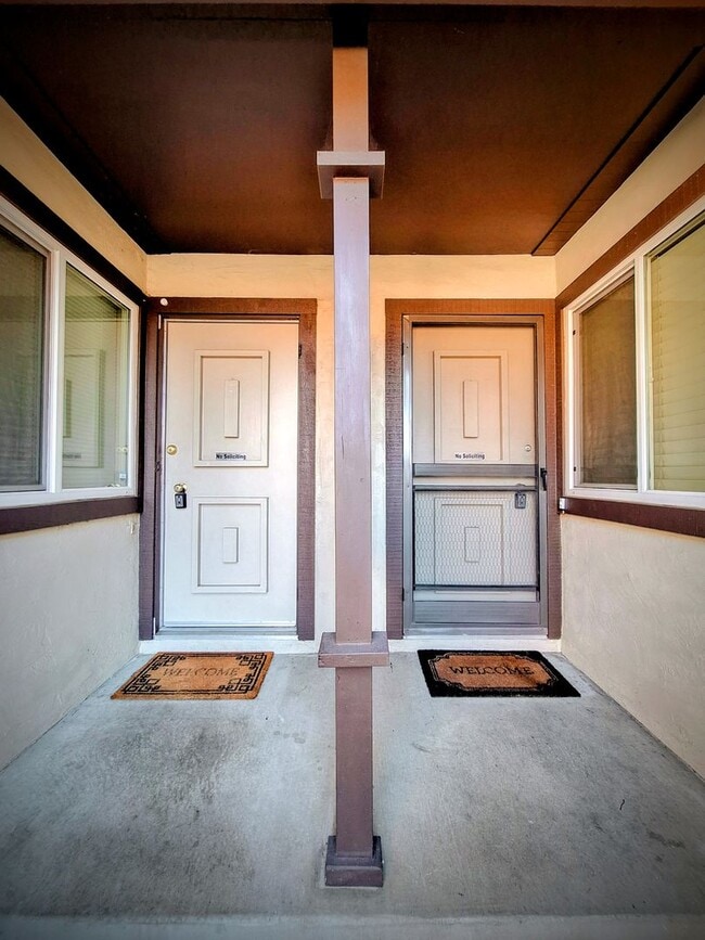 Building Photo - Charming 2bd Duplex With Private Yard & Garage