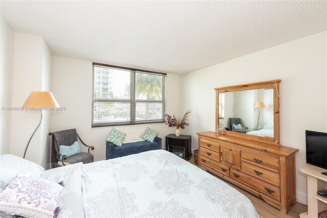 Building Photo - 1155 Brickell Bay Dr