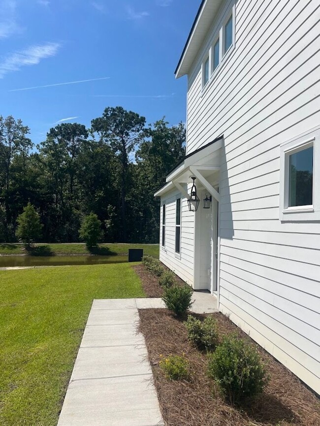 Building Photo - Available now. Beautiful 3 BR/2.5 BA New C...