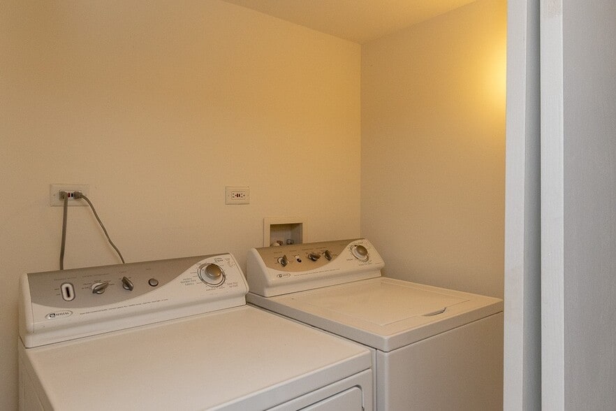 Building Photo - 1260 N Greenview Ave