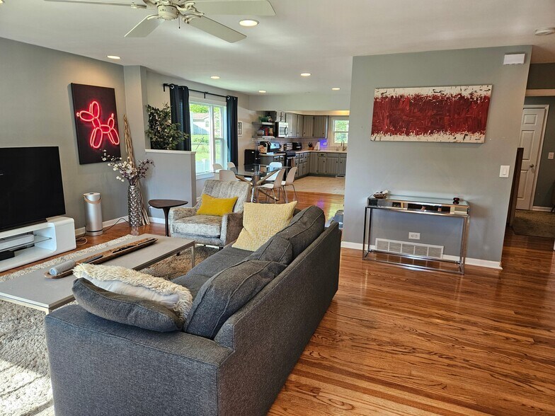 Building Photo - 4213 Riverview Dr