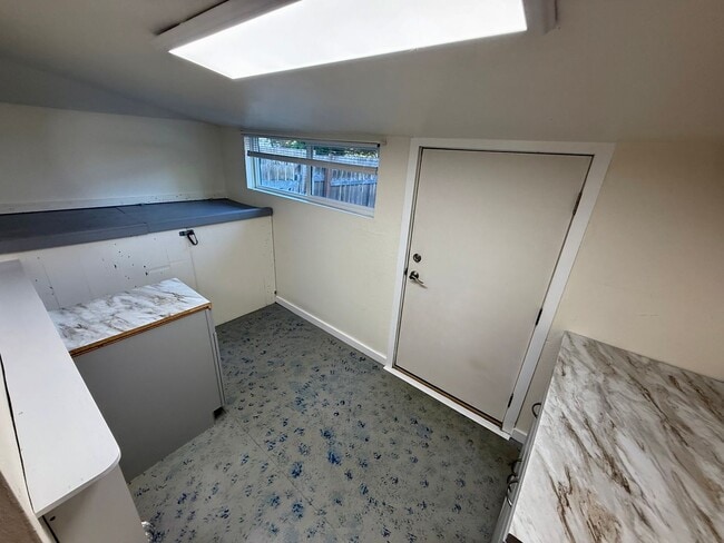 Building Photo - Charming and low-maintenance 2-bedroom, 1-...