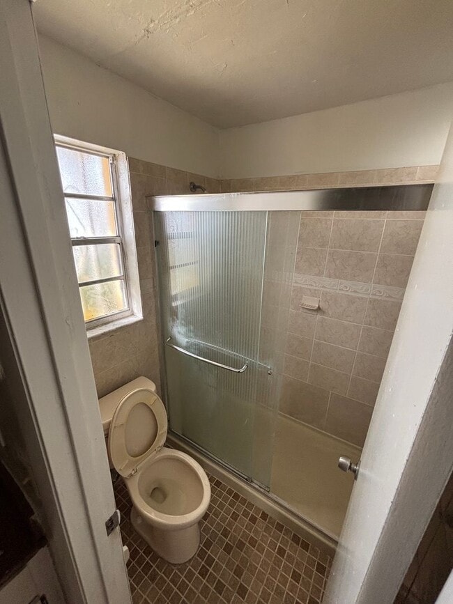 Building Photo - 4 Bedroom 1 1/2 Bathroom Single Family House