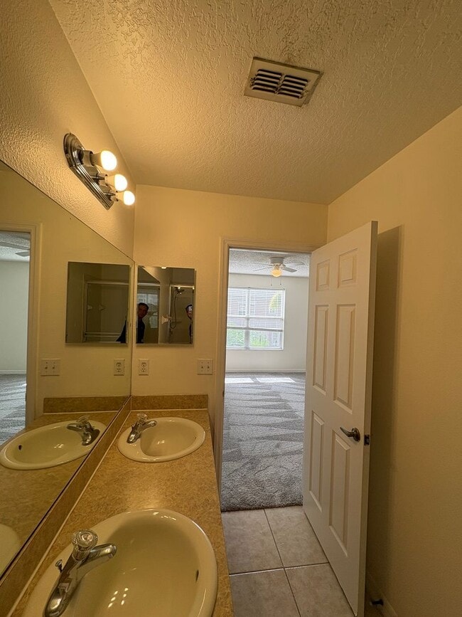 Building Photo - For Rent: 3 Bed / 2.5 Bath Townhome in Ash...