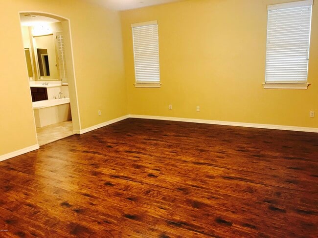 Building Photo - 1150 W Silver Creek Rd