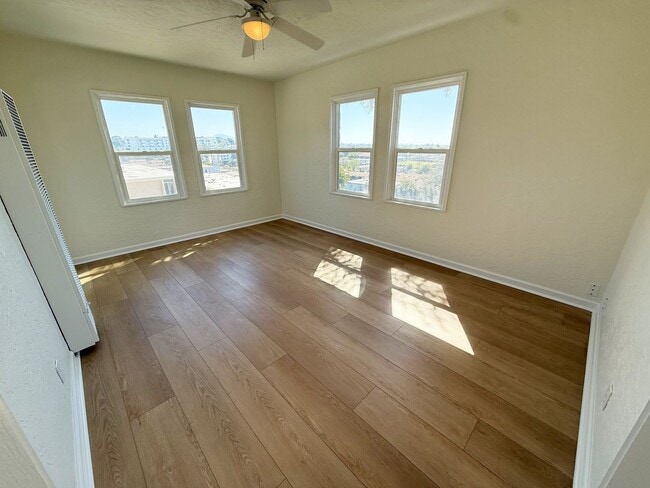 Building Photo - 1 Bed/1 Bath Upper Level Condo For Rent in Colina Del Sol!