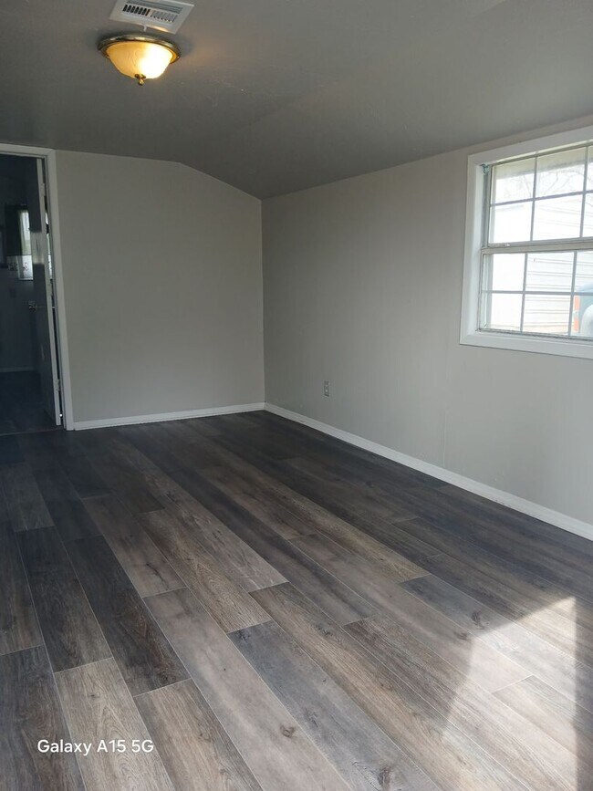 Building Photo - Charming 2-bedroom, 1-bath