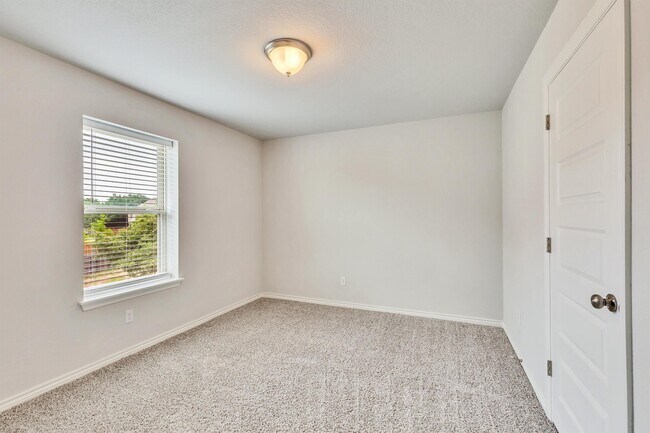 Building Photo - 701 Hays Hill Dr