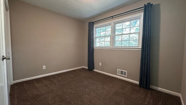 Building Photo - Spacious 4-Bedroom, 3-Bath Home with Moder...