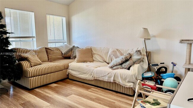 Building Photo - 977 Riverside Dr