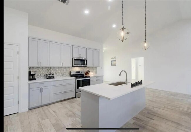 Building Photo - 424 Summit Ridge Dr N