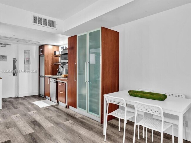 Building Photo - 1052 Ocean Dr