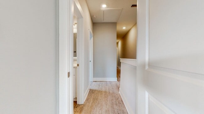 Building Photo - End unit!  Washer/Dryer Included! Beautiful 3 Bedroom Townhome (larger floorpan) with Screened-In...