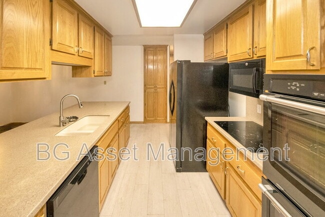 Building Photo - 2901 Doidge Ave