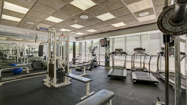 Building Photo - 2555 Collins Ave