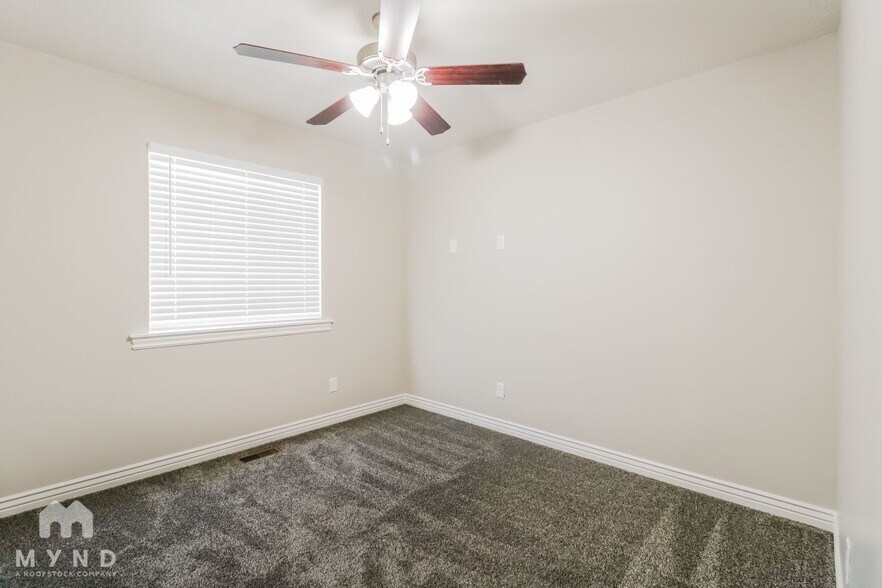 Building Photo - 2251 E Maple Dr