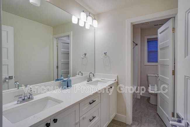 Building Photo - 6604 NE 107th St