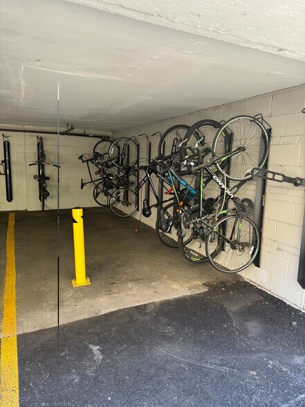 Building Photo - 561 W Cornelia Ave