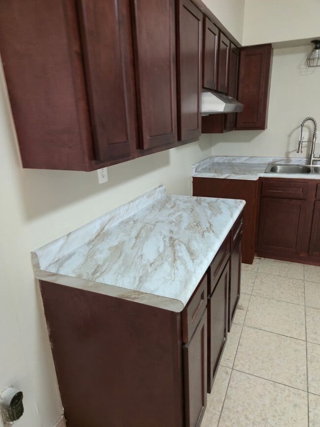 Building Photo - Spacious 3BD/1B Family home