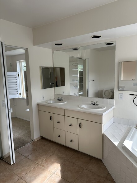 Building Photo - 2623 Sherwood Cir