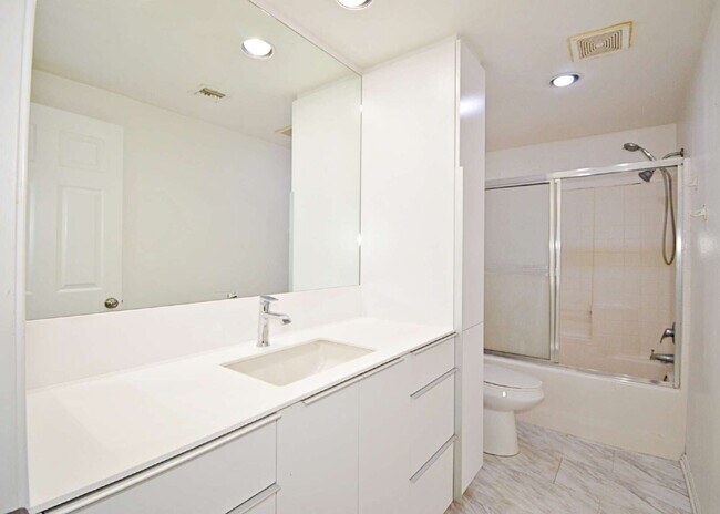 Building Photo - 5/3 Stunner in Cathedral City