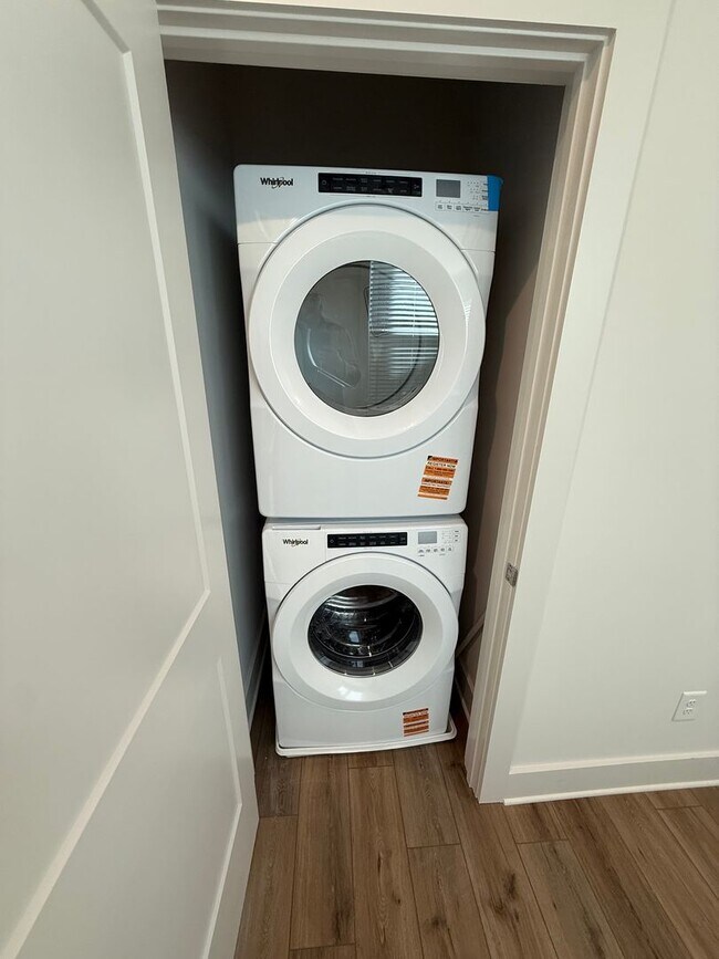 Building Photo - Gorgeous Chosewood/Grant Park Townhome