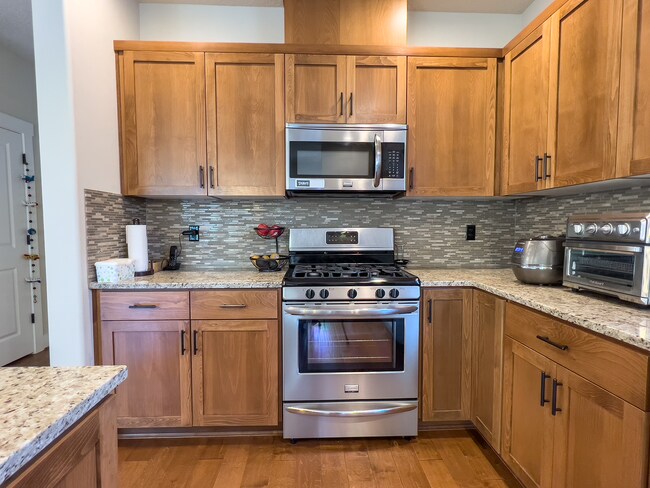 Building Photo - Exceptional 4 Bed + 2.5 Bath House ~  Beth...