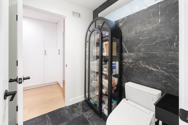 Building Photo - 3541 Multiview Dr