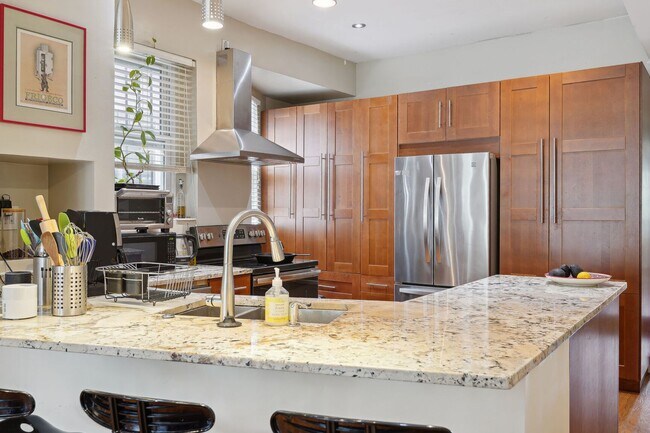 Building Photo - Beautiful 3br/4ba Columbia Heights Home wi...