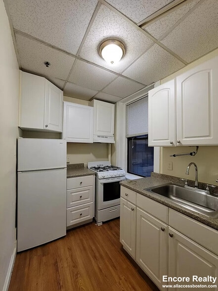 Building Photo - 364 Riverway