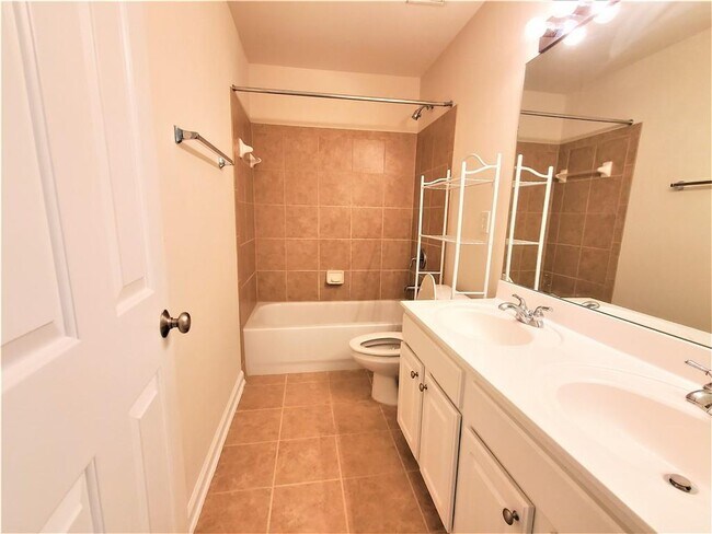 Building Photo - 545 Friars Head Dr NE