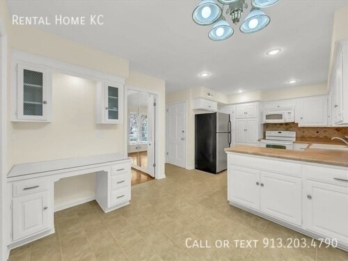 Building Photo - 6001 W 79th St