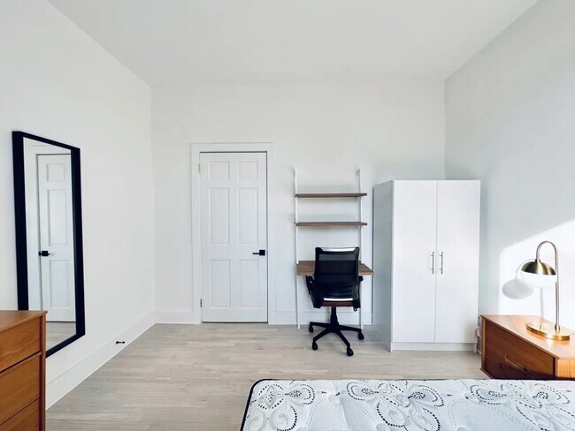 Building Photo - Furnished room/NOT APARTMENT