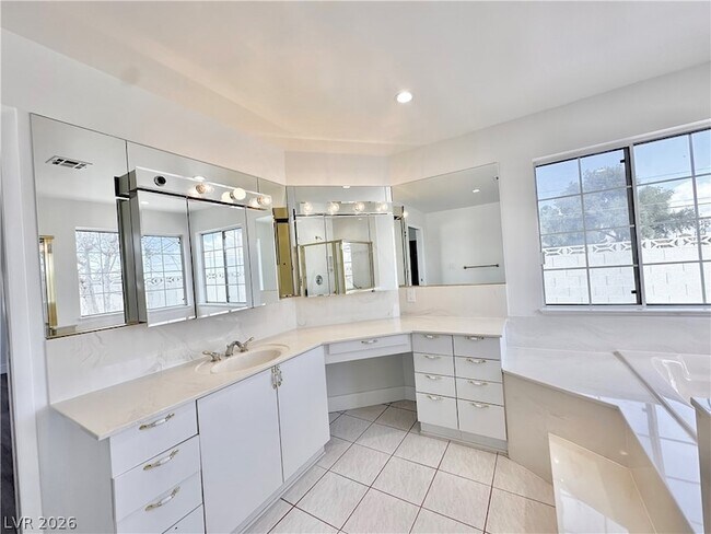 Building Photo - 401 Holcomb