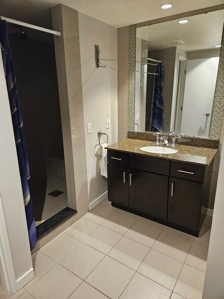 Building Photo - 2105 Sarah St