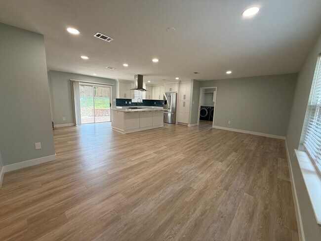 Building Photo - 420 Dolphin St