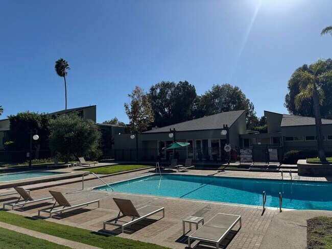 Building Photo - Renovated 2 Bedroom/ 1 Bathroom Condo Avai...