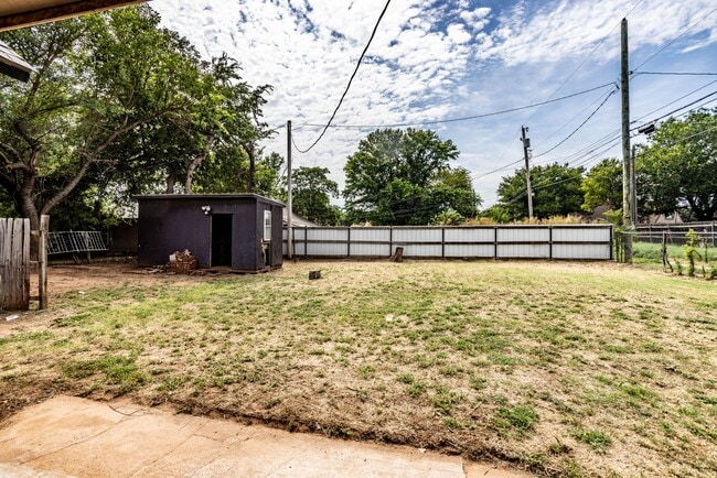 Building Photo - Single family 2 bed 1 bath home near SWOSU