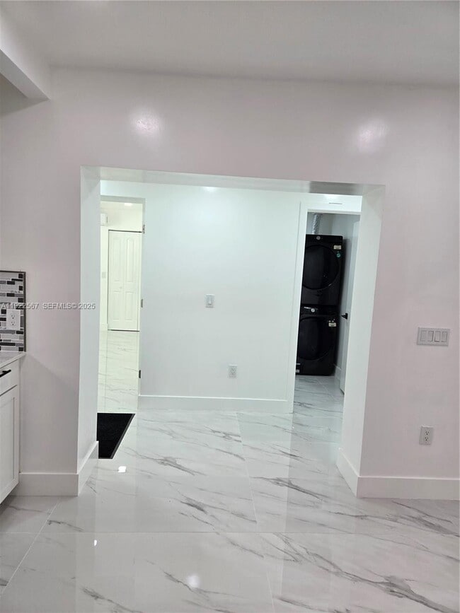 Building Photo - 987 NE 145th St