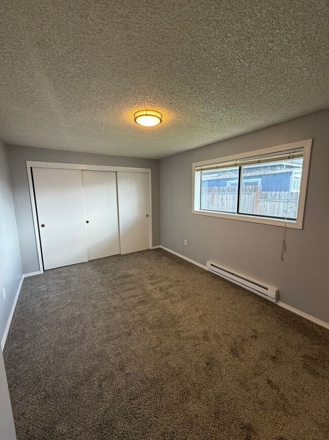 Building Photo - 2 Bed 1 Bath Duplex with Off Street Parking