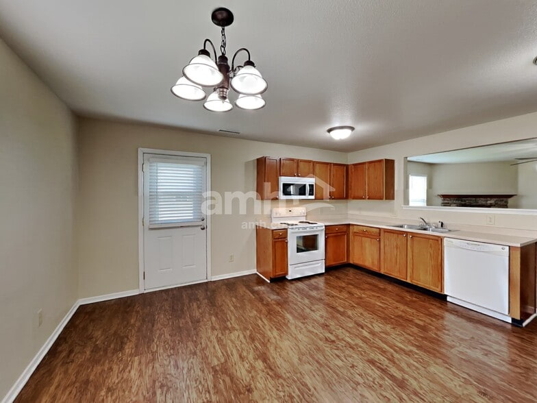 Building Photo - 8465 Wanda Lake Dr