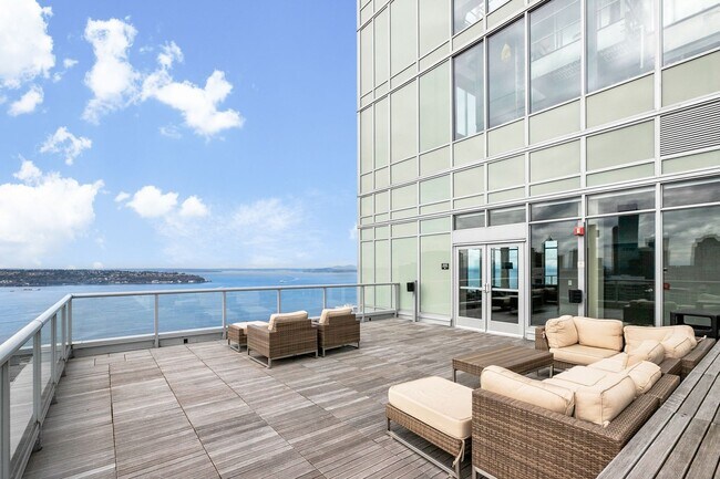 Building Photo - Stellar Denny Triangle Luxury Condo