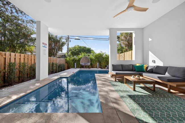 Building Photo - 1121 NE 17th Ave