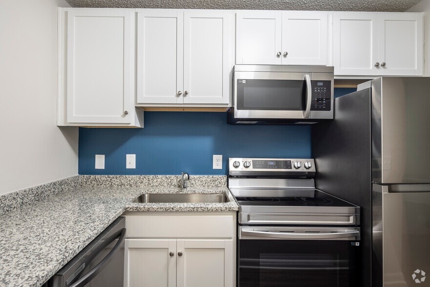 2BR, 1BA - 740SF - Kitchen - The Flats Off Main