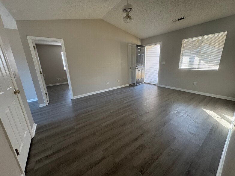 Building Photo - 2467 Stratford Lake Rd