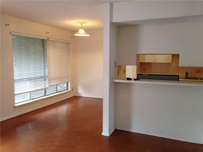 Building Photo - 500 E Riverside Dr