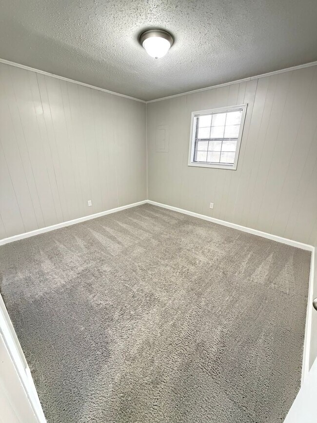 Building Photo - Oxford-2 Bedrooms