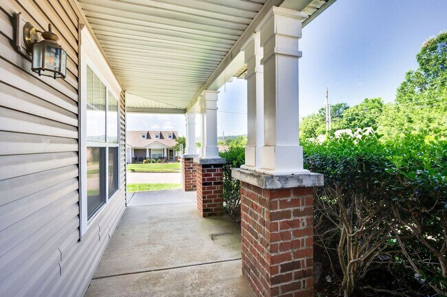 Building Photo - Awesome 4BE-Office/Bonus Room/ 2BA Home in...