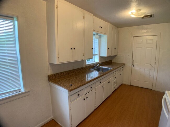 Building Photo - Three Bedroom SW OKC