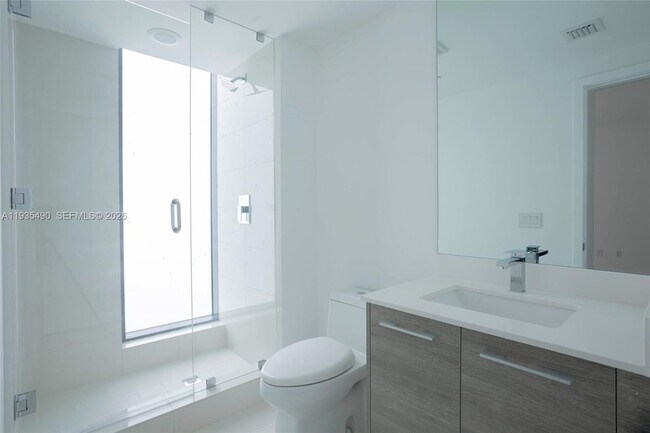 Building Photo - 650 NE 32nd St